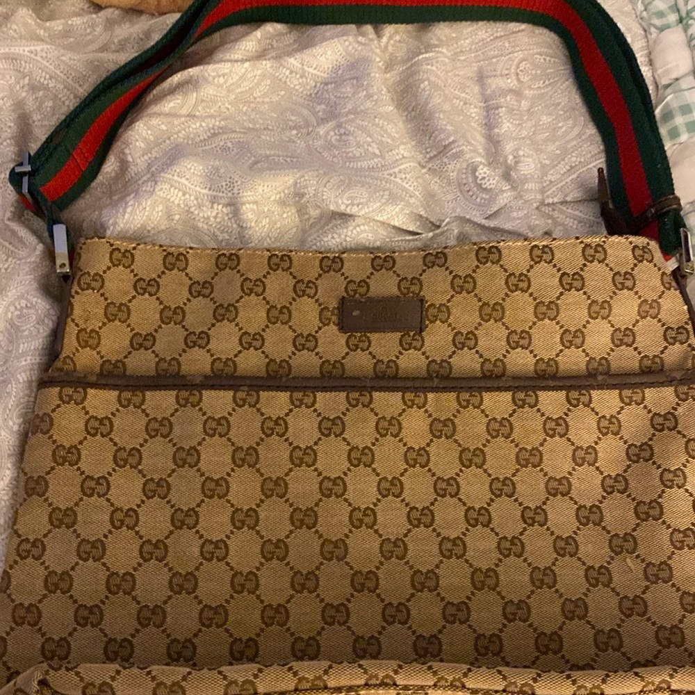 Authentic Gucci hand bag. Good condition.